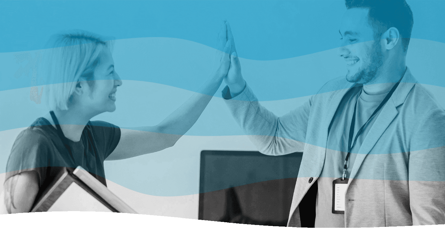 Minimalistiske bølgende lag av myke grå og blå toner, som fremkaller en rolig og beroligende atmosfære.