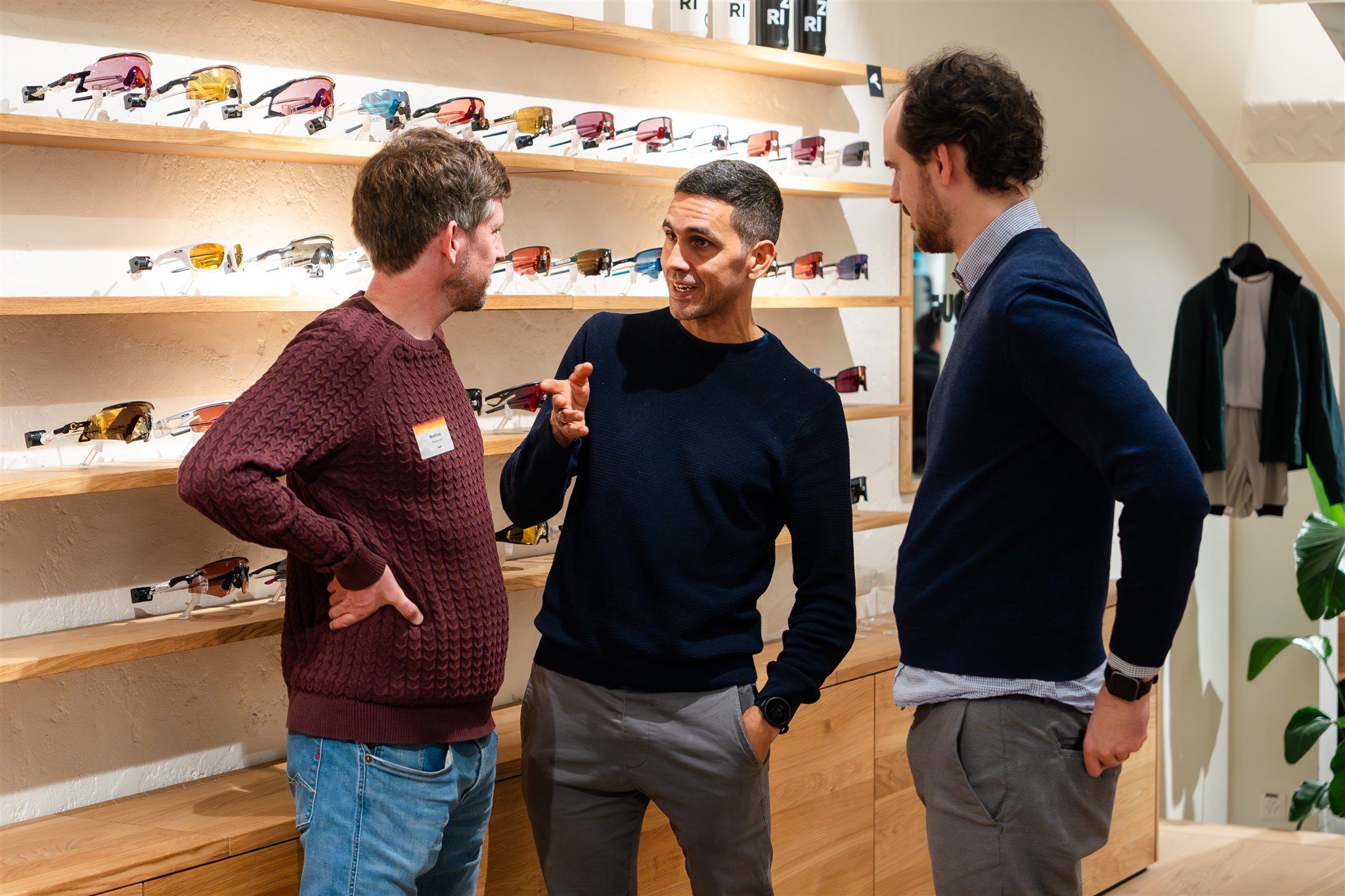  Group conversation during networking event Zurich