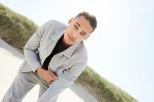 Dans le lookbook de la marque Danoise Another Aspect, le mannequin porte un costume gris et une chemise blanche