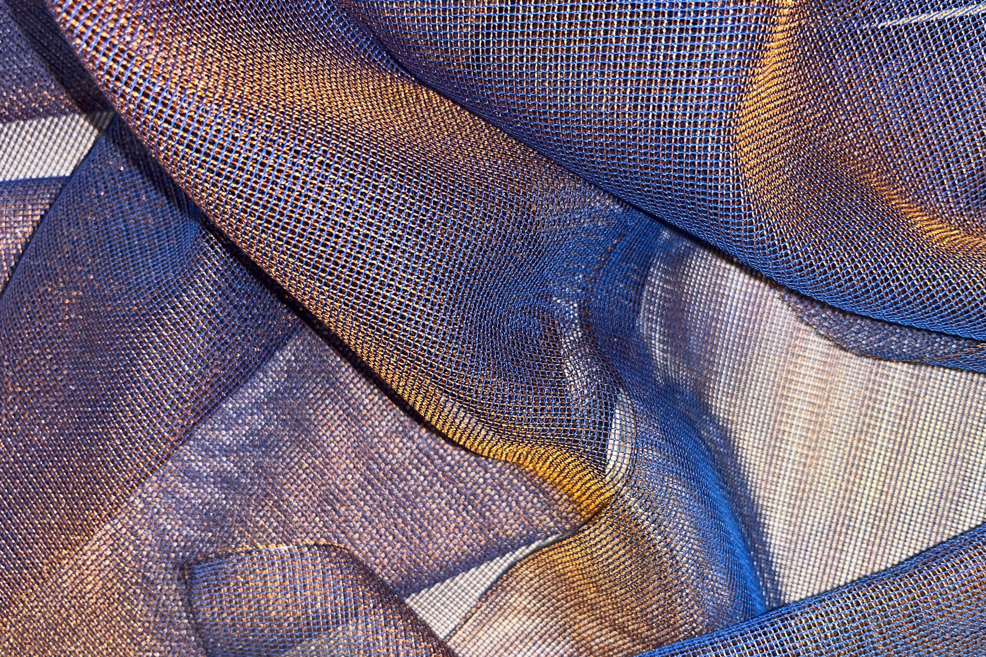 Irisierende Stoffpaneele in der Ausstellung CONTACT ZONES am MAK Frankfurt, gestaltet von Murat Adash