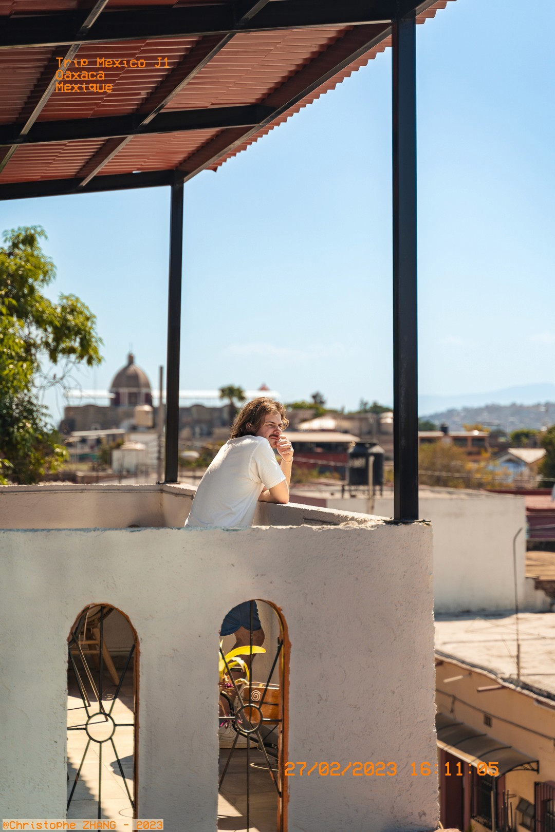 Jeune homme pensif sur une terrasse surplombant la ville de Oaxaca.