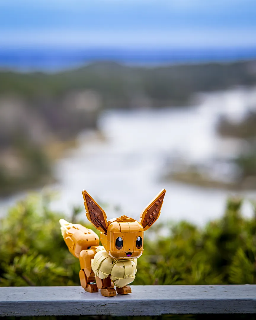 LEGO Eevee utstilt utendørs med grønt landskap og hav i bakgrunnen