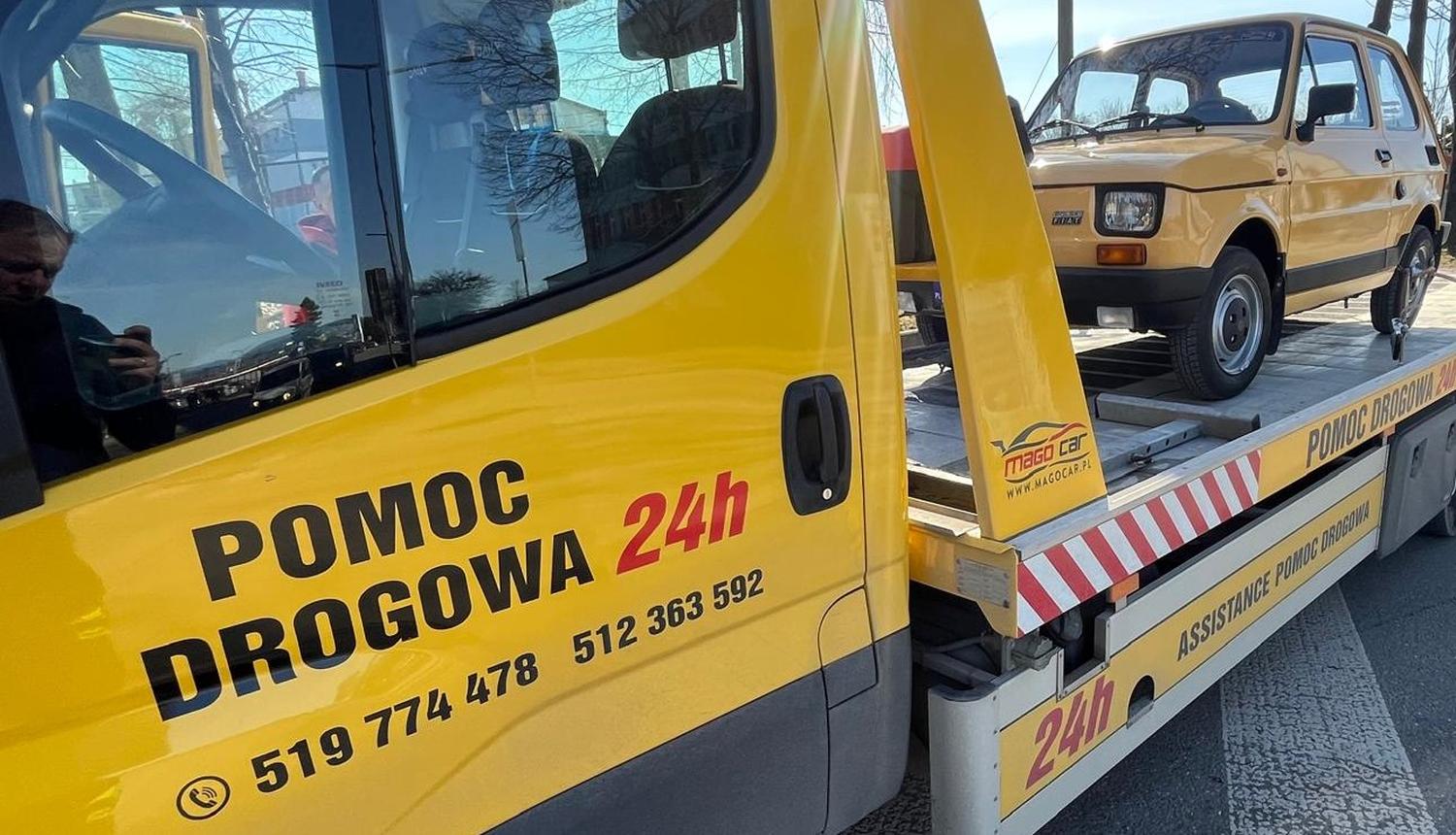 Pomoc drogowa 24h – laweta MAGOCAR podczas transportu auta po przebiciu opony