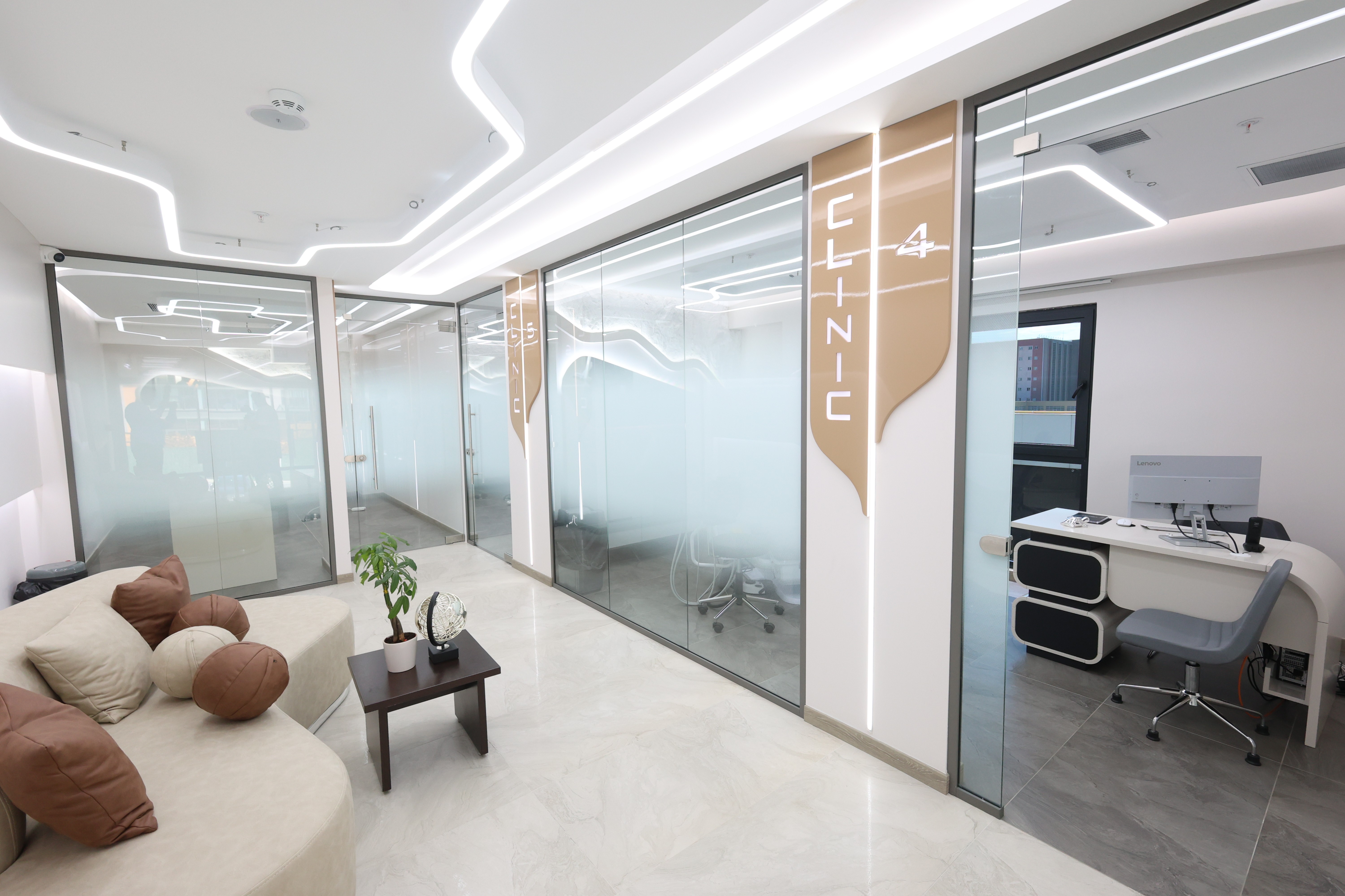 Innenaufnahme der modernen Voyadent Klinik mit Behandlungseinheit