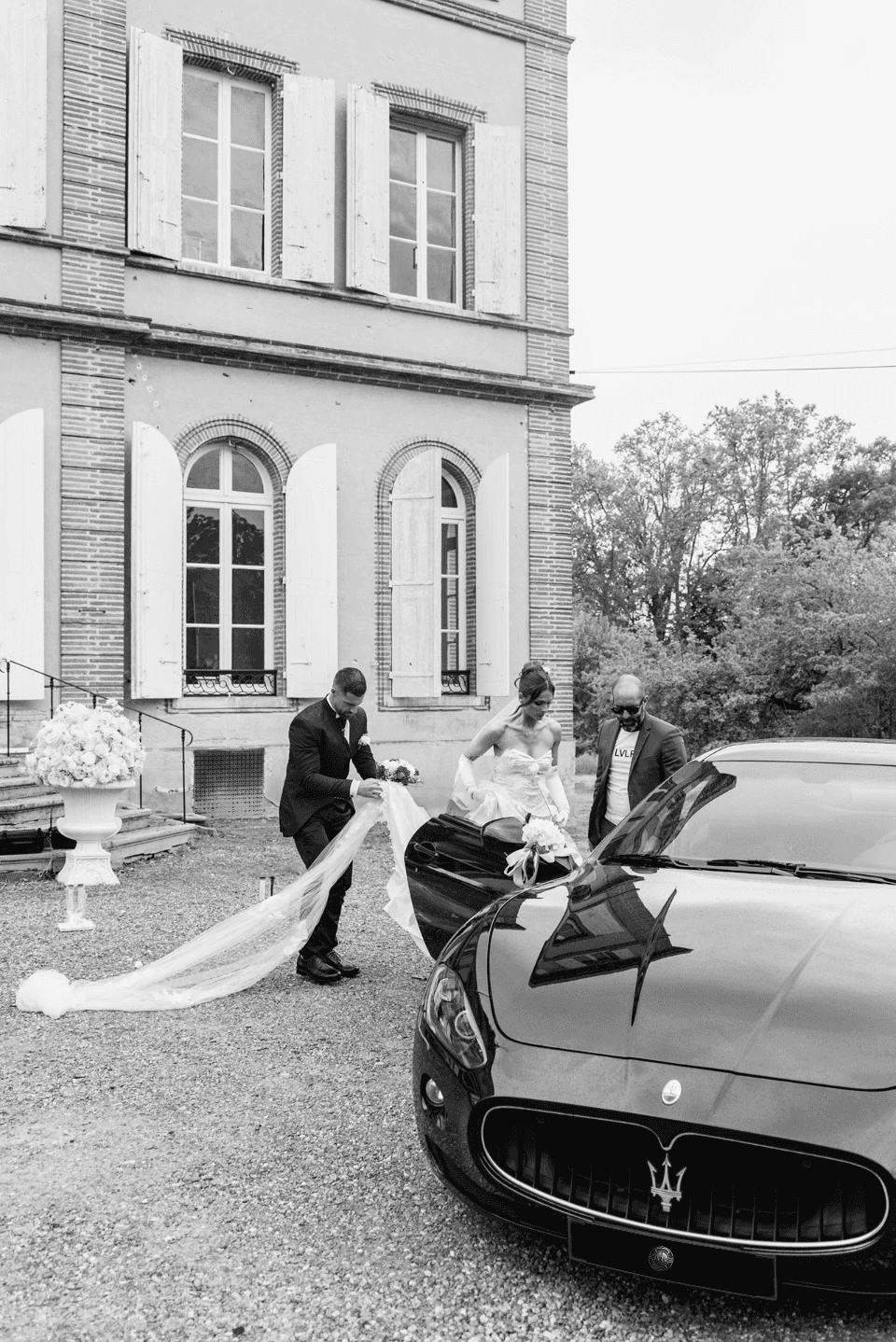 MAriés devant une voiture de luxe