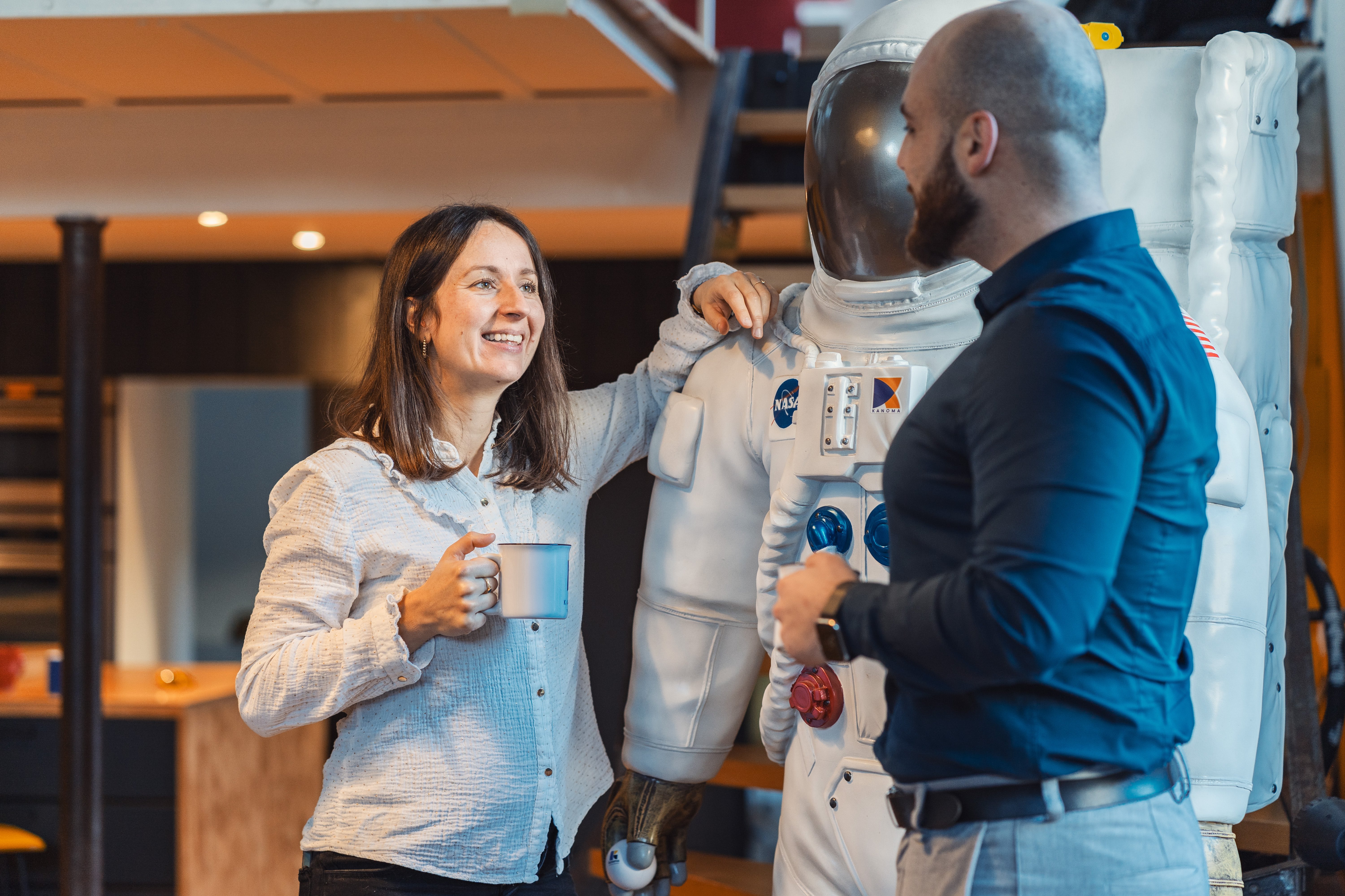 deux personnes en train de discuter en buvant un café