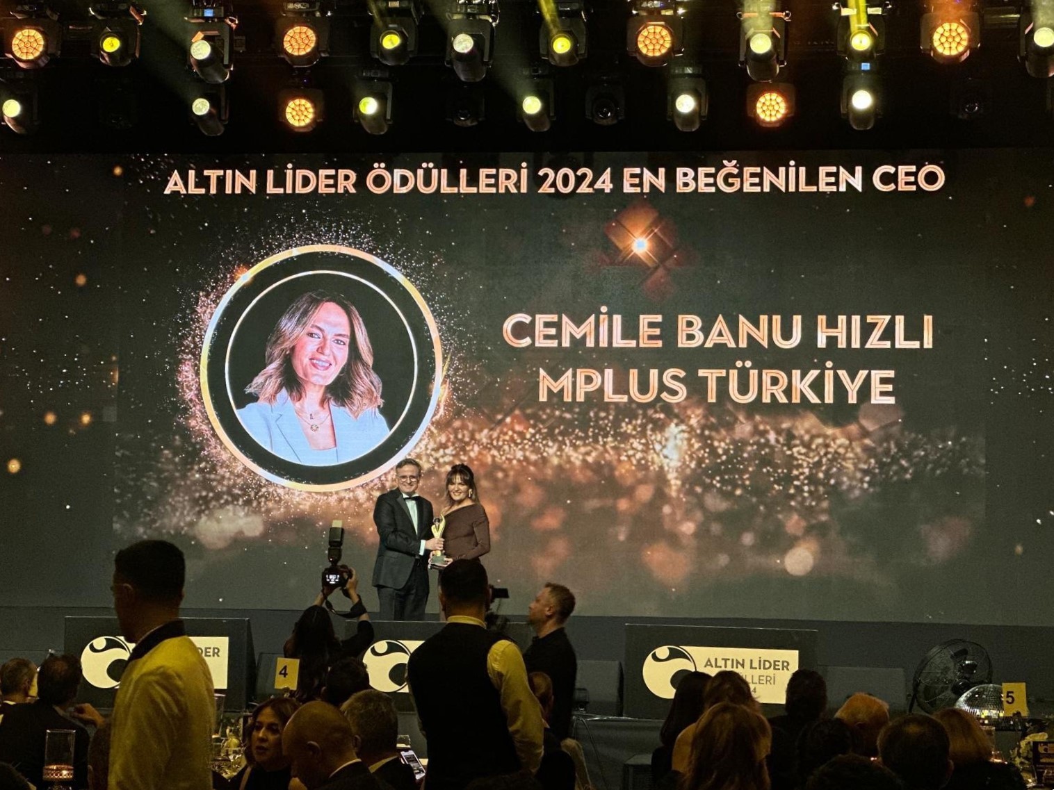 Cemile Banu Hızlı, CEO of Mplus Türkiye & MENA receiving Golden Leader Award