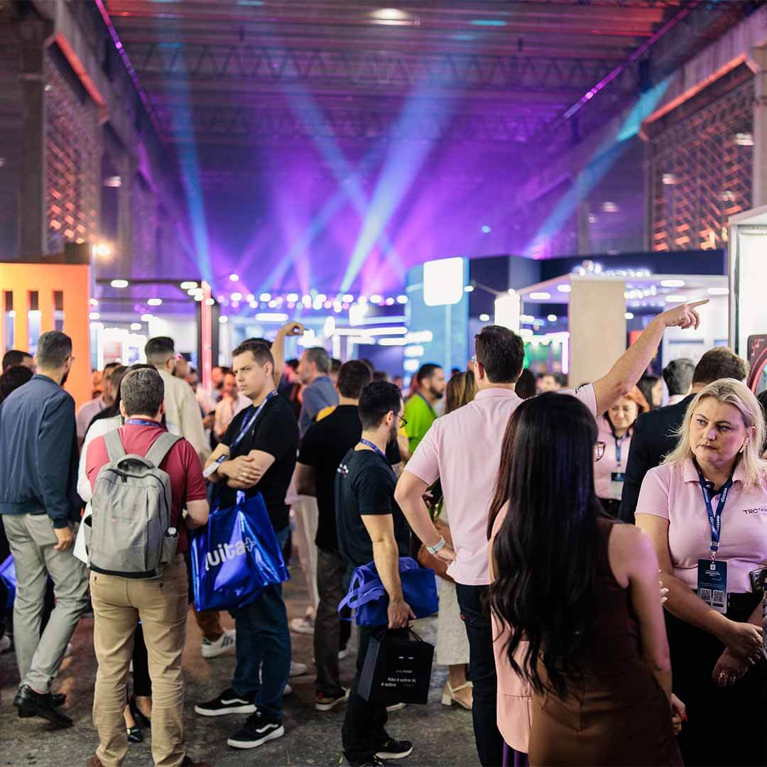 Participantes em área de networking e exposição do CMS FI 2025