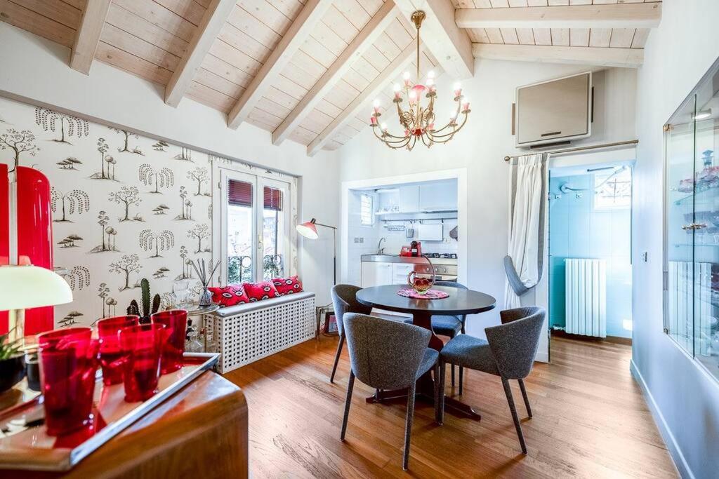 Camera colorata arancione