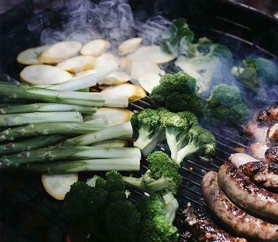 Cuisson légumes et viande sur barbecue