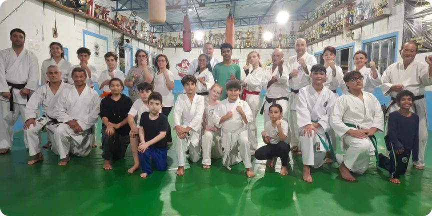 Foto de treino de karatê com alunos da Associação Shinshukan de Karatê Peruíbe