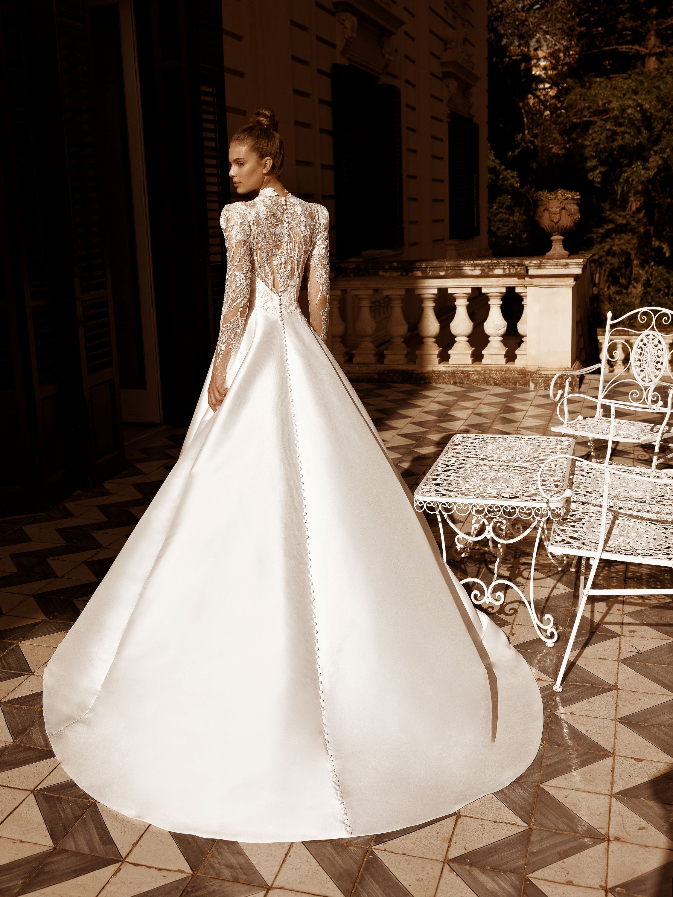 Satin Brautkleid mit transparenter Spitze