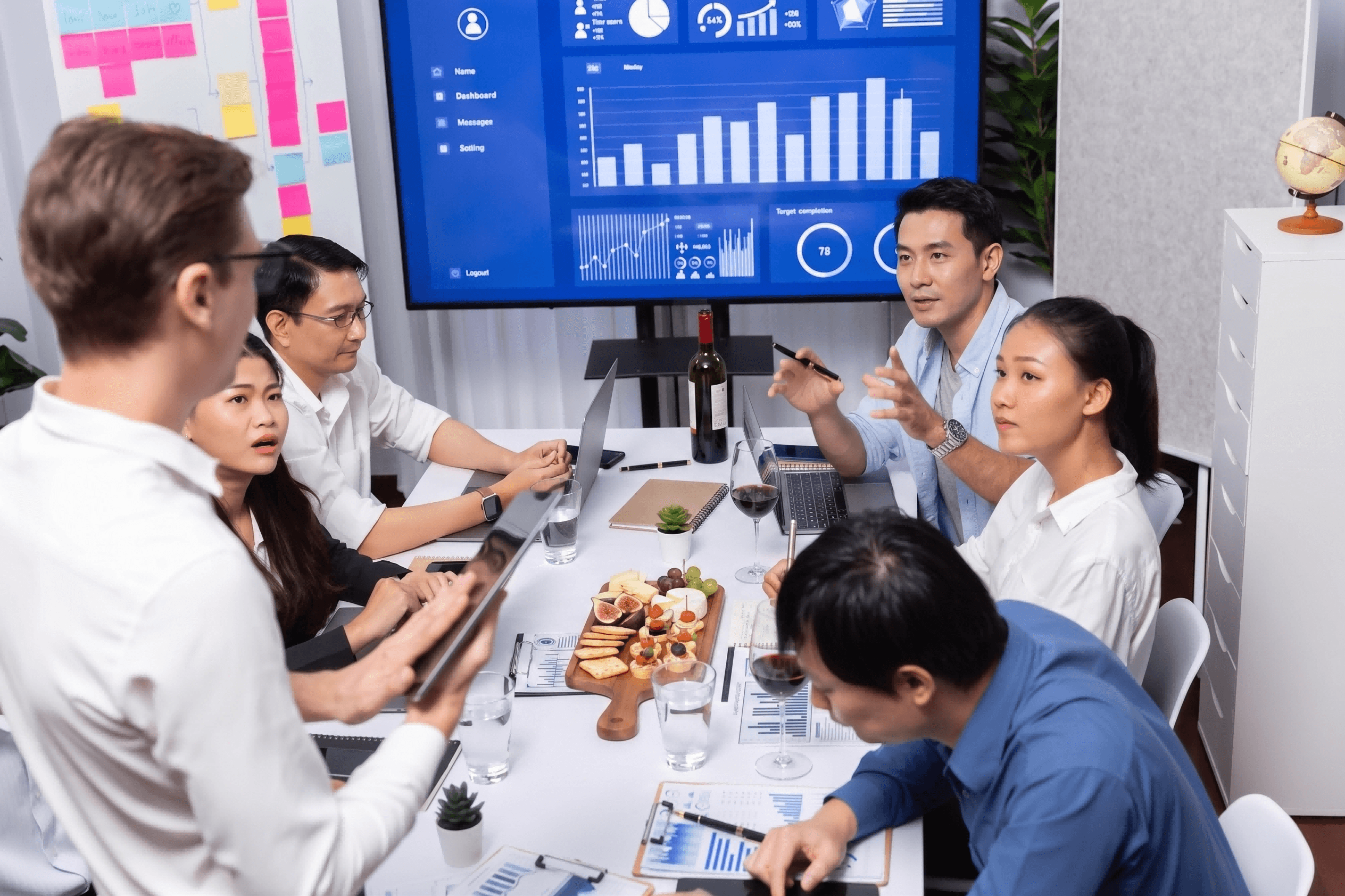 BW Event 360團隊在會議桌前以筆電與資料規劃研討會流程與預算，為企業設計專屬研討會方案，體現一站式研討會策劃與專業統籌 Business event planning team using laptops and documents at meeting table to design custom seminar agenda and budget showing one stop professional seminar planning service 研討會策劃 企業活動統籌 香港研討會規劃