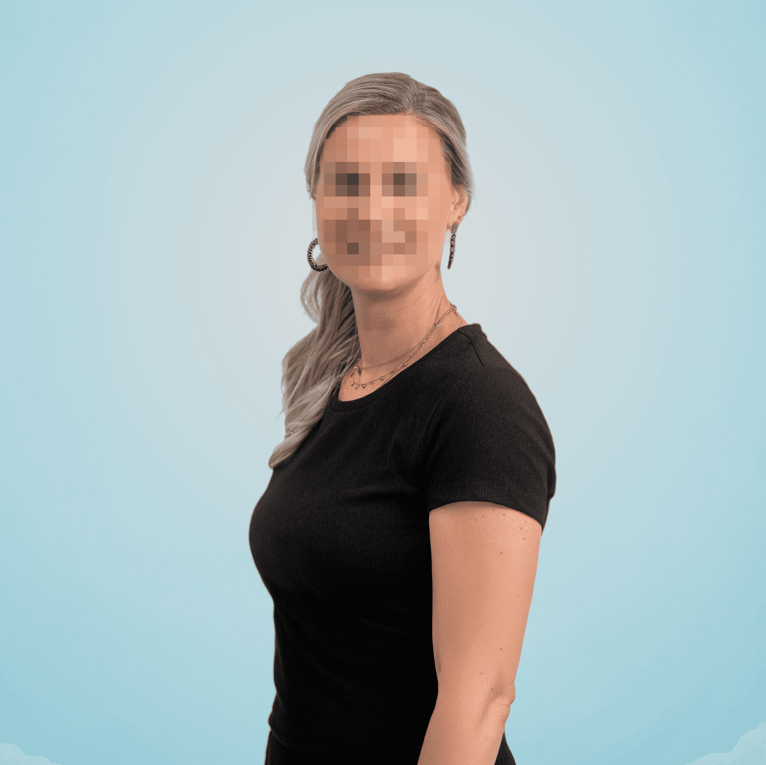 Zakelijk portret van een vrouw tegen een lichtblauwe achtergrond