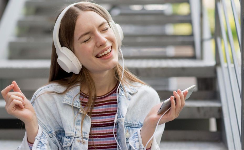 Geração Z conecta áudio ao otimismo e ao bem estar – e marcas podem participar disso