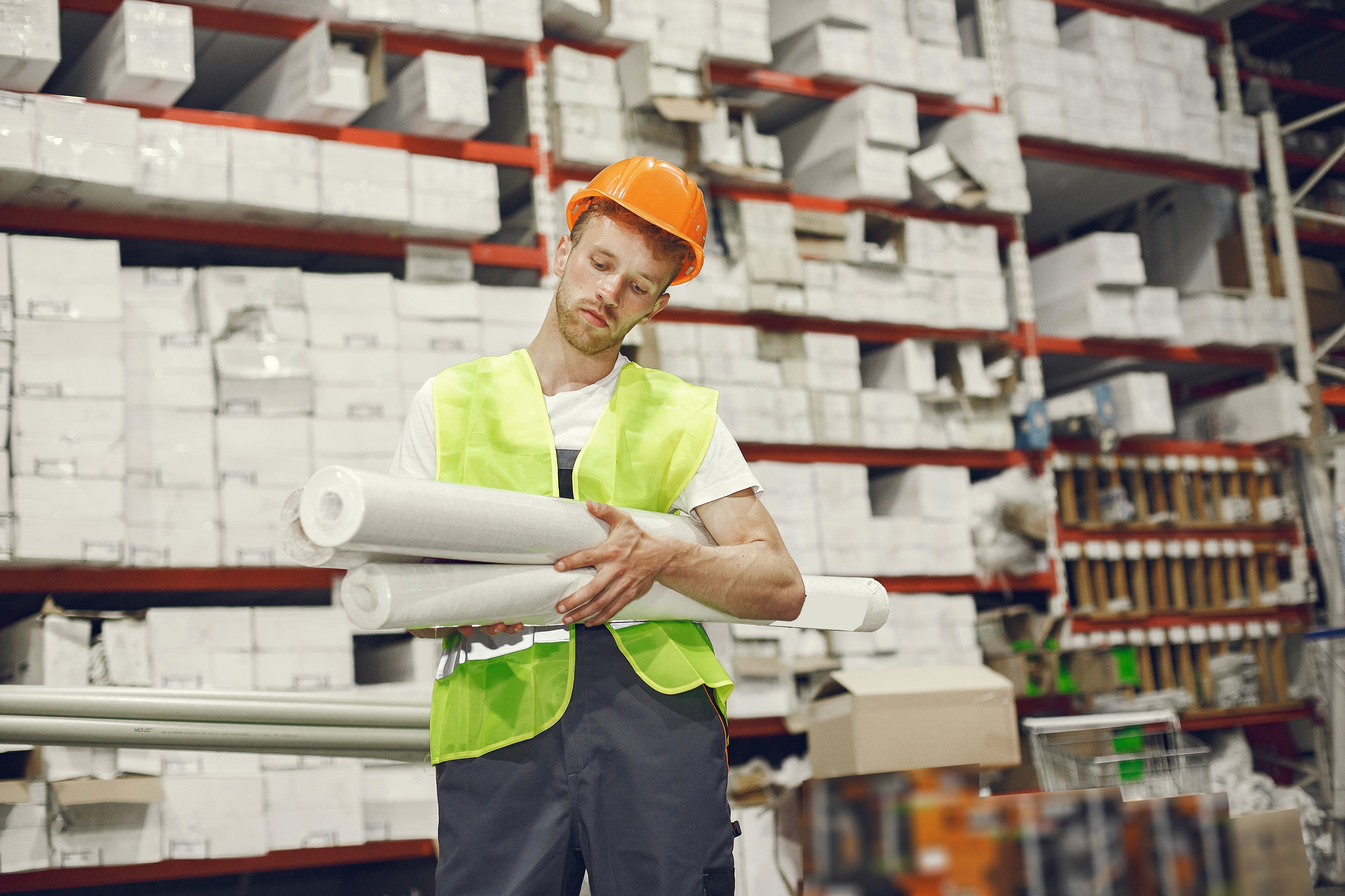 produtor rural em uma lavoura, mexendo em um tablet