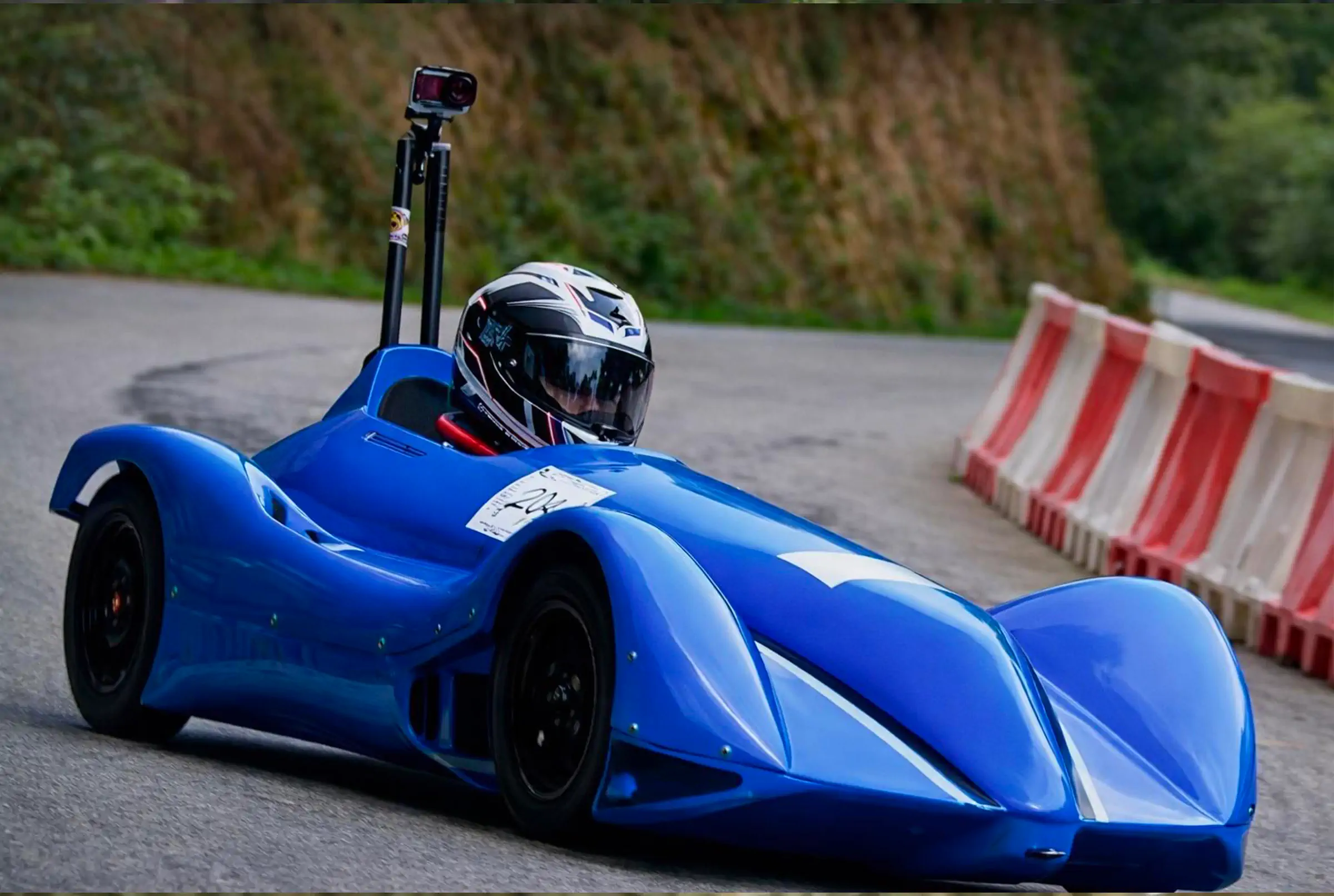 Caisse à savon bleue en action sur la piste avec barrières rouges