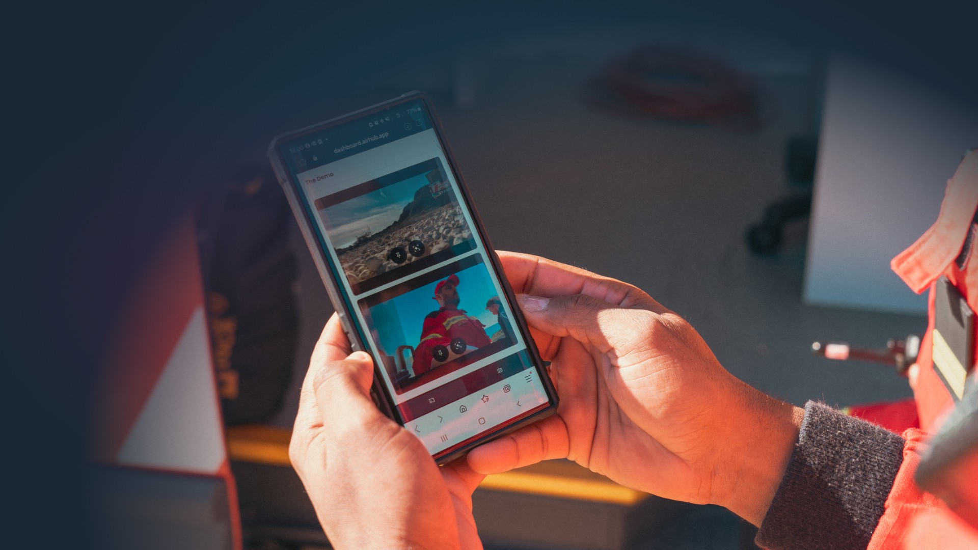 Ein Ersthelfer überprüft Livestreams auf seinem Telefon mit der AirHub-App.