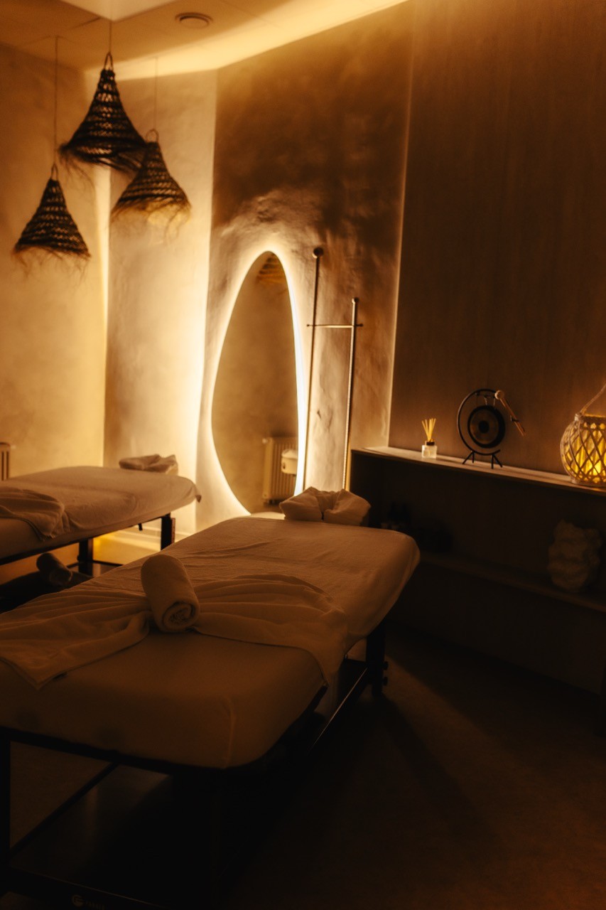 Profesionální thajská masáž a relaxační procedury v salonu tradiční asijské péče LAYA Spa Ritual Teplice včetně dekorací