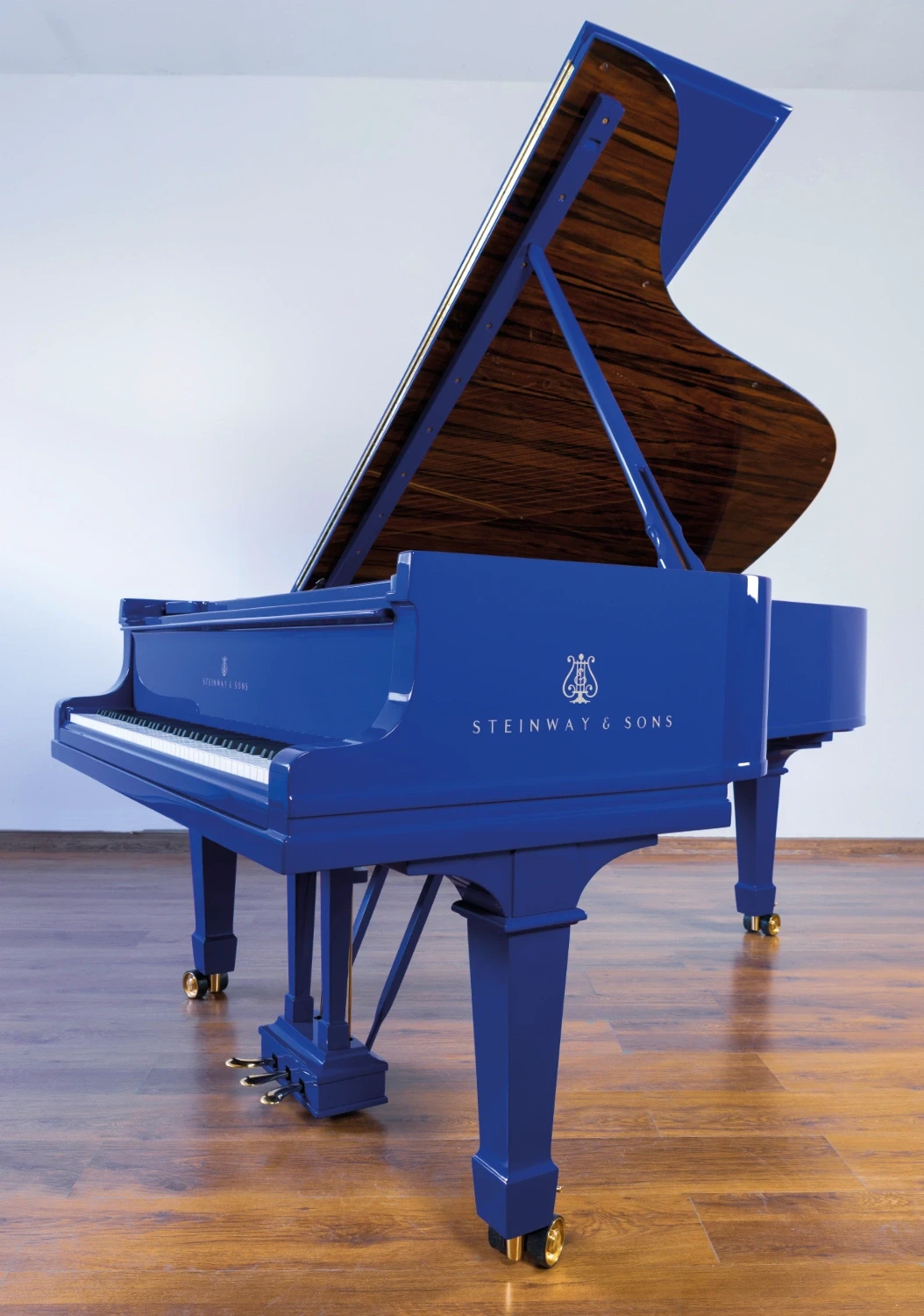 Stunning Steinway & Sons grand piano in deep blue with Macassar wood elements, fully restored by Meyer Pianos.