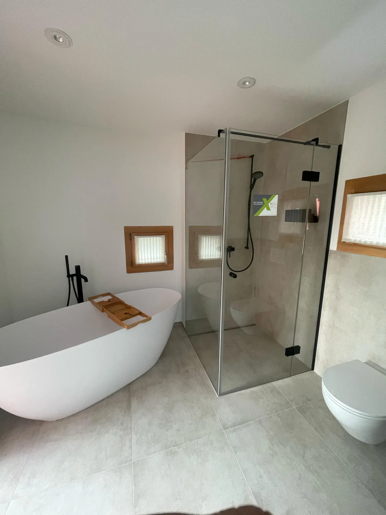 HOTI Badumbau bei Familie Banzer in Schaan mit freistehender Badewanne und Glasdusche