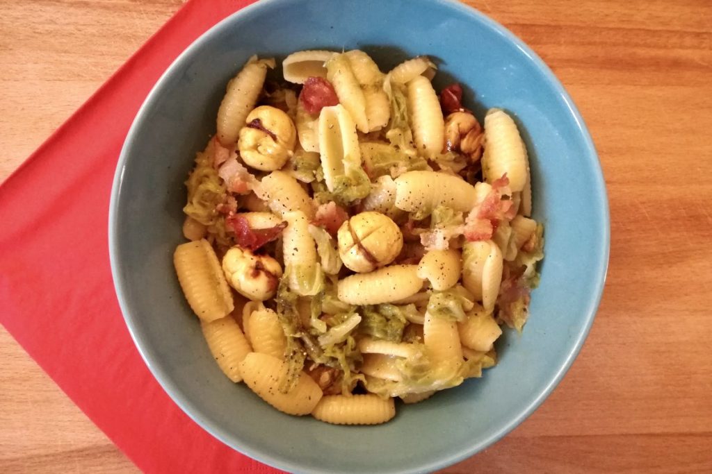 Pasta autunnale con verze, castagne e pancetta