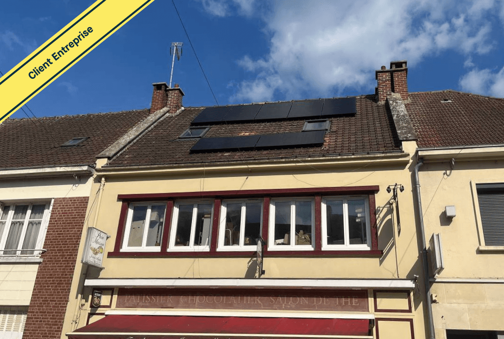 Photo d'un toit d’une entreprise à Breteuil équipée de panneaux photovoltaïques dont l'installation a été faite par Solarock.