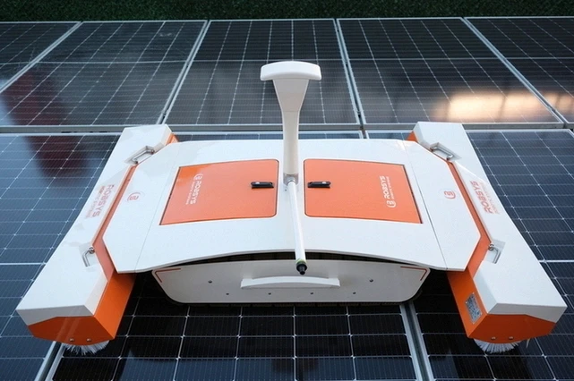 Robsys robot de curatare panouri automat cu AI.