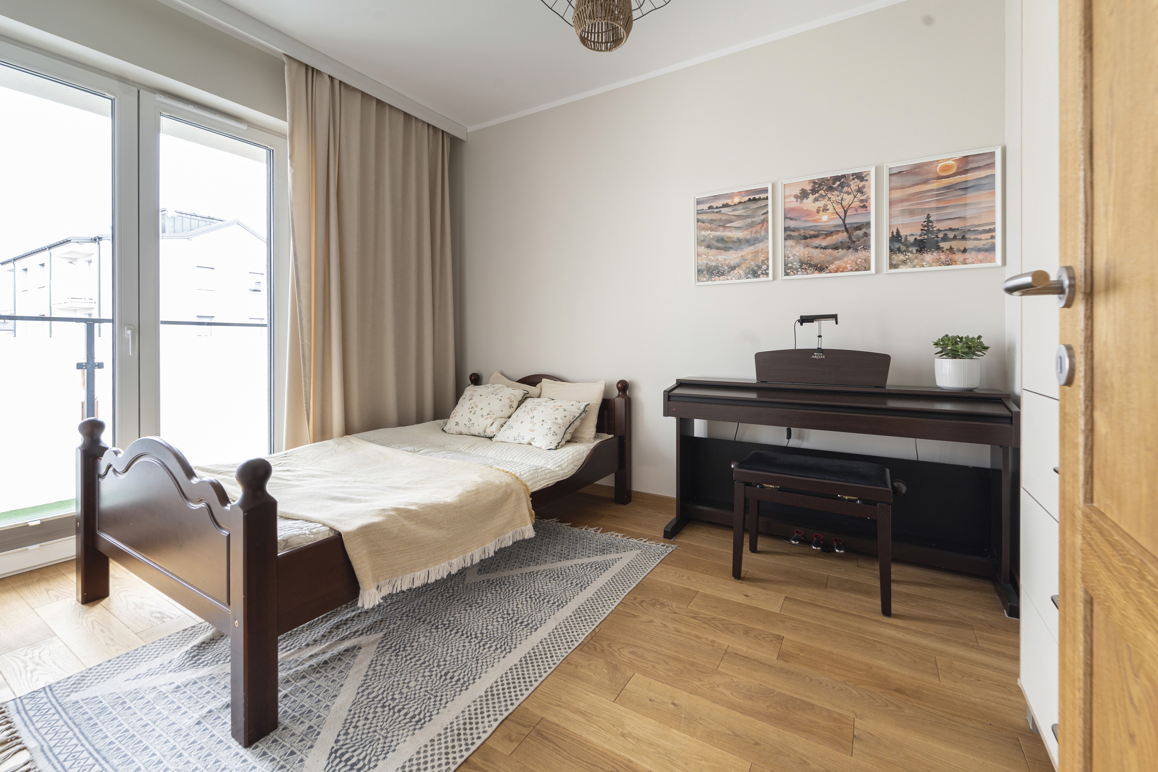 jasna sypialnia z dużym oknem i pianinem