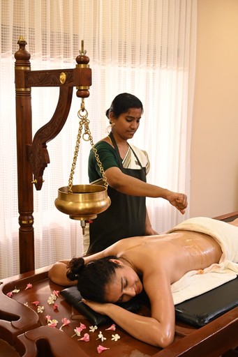 Ayurvedic postnatal care – A new mother receiving an Abhyangam massage in a serene setting, enhancing postpartum recovery, strength, and relaxation through traditional therapies at au revoir resort