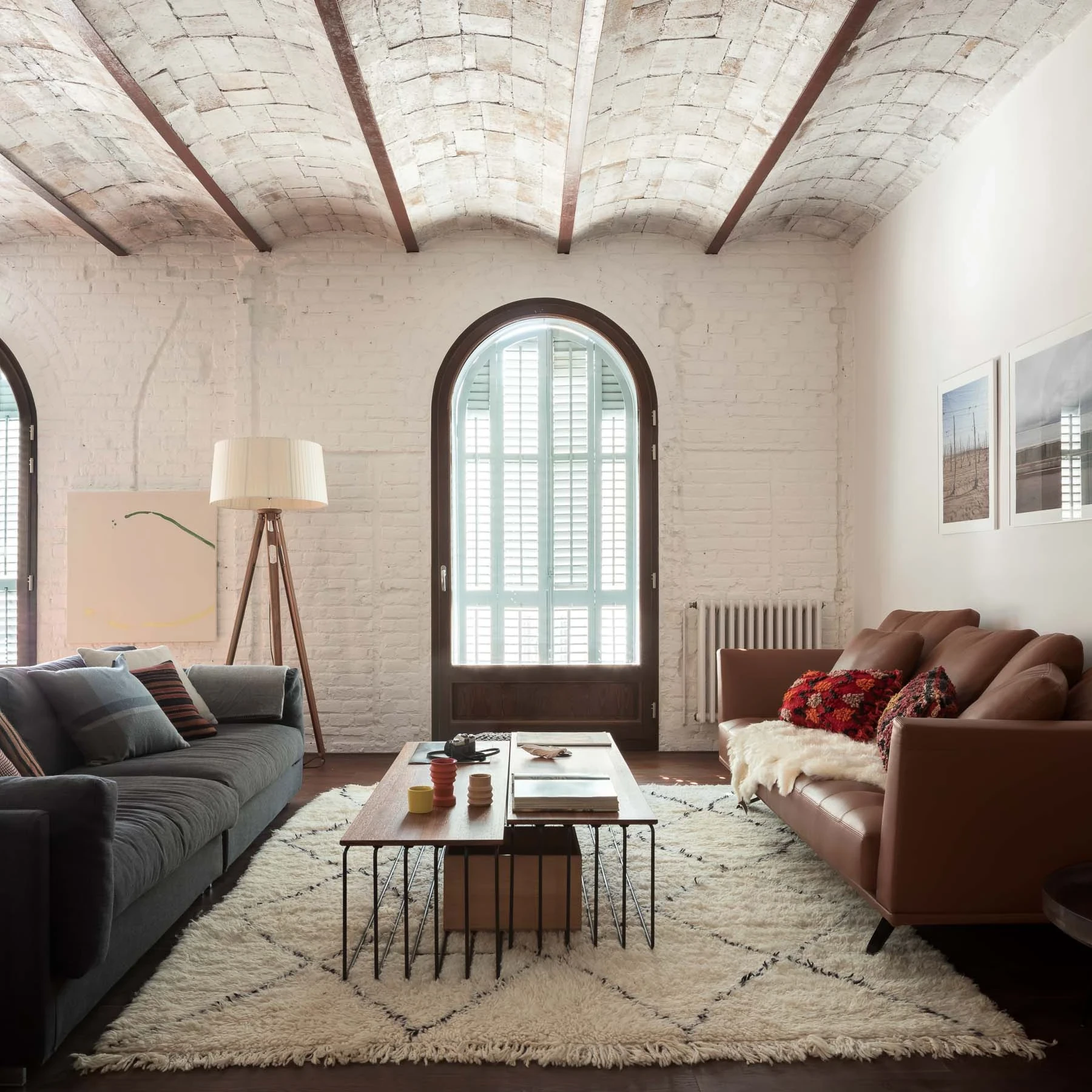 Salon design, plafond voûtes, lumière douce, tapis, tissus