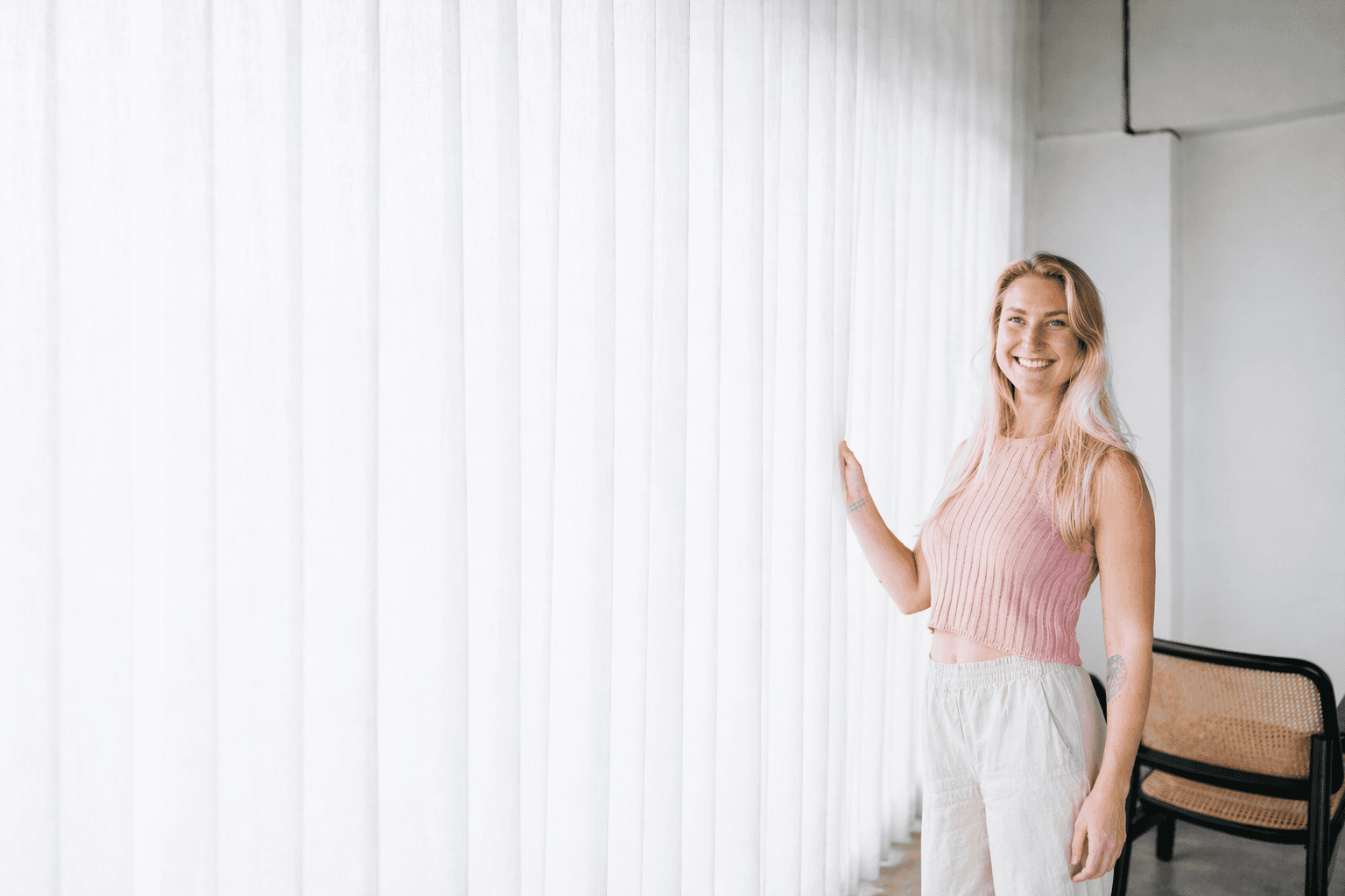 Daphne Medema van Hormone Healing Hub met een schaal noten en vers fruit, bij de introductie van het Cyclus Reset programma over hormonen en vruchtbaarheid.