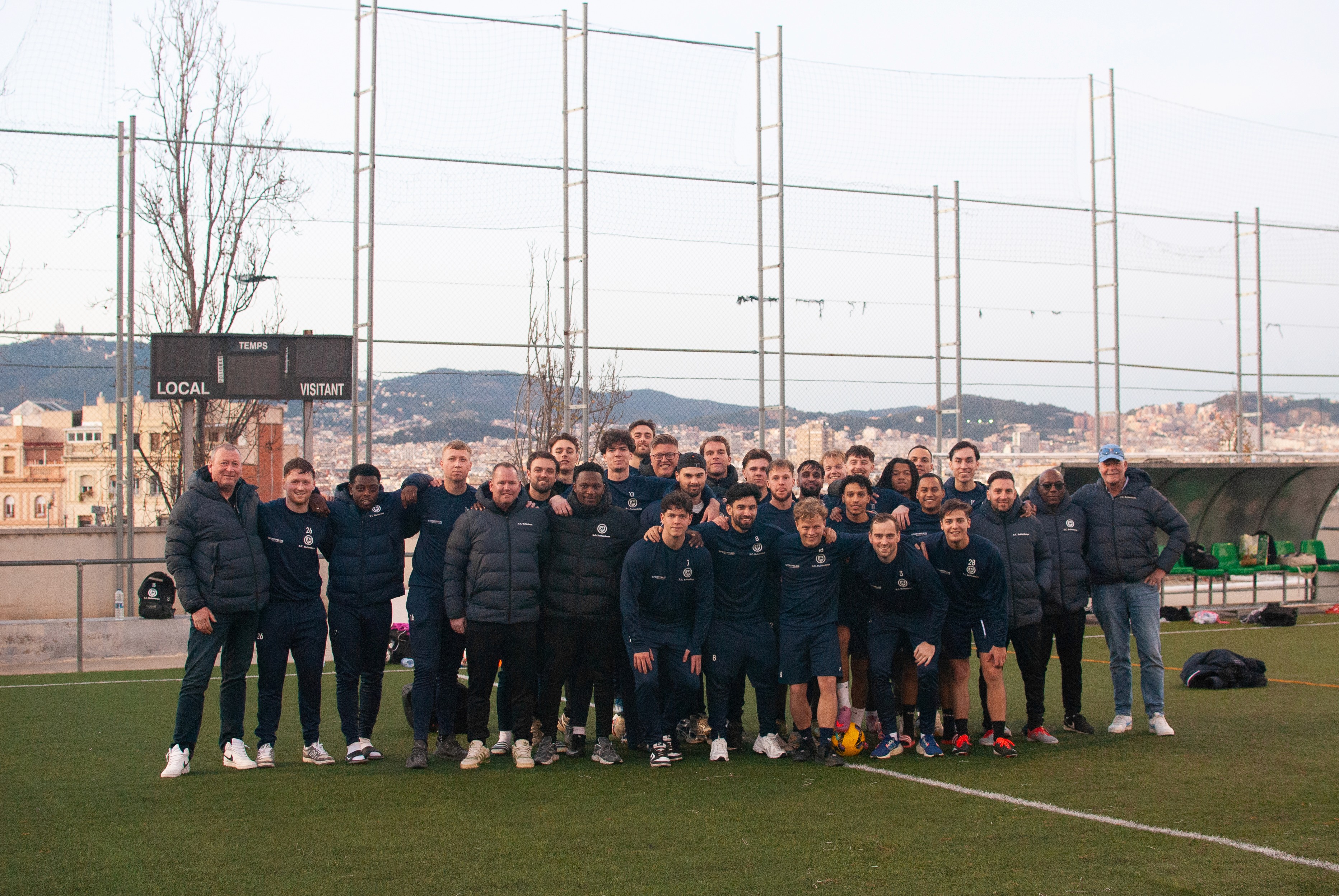 Nederlands voetbalteam is op trainingskamp in Barcelona en huurt een voetbalveld in Barcelona via BOND Travel