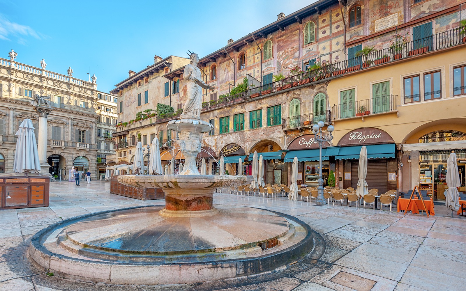 Fontána na náměstí Piazza delle Erbe s palácem Maffei ve Veroně, Itálie.