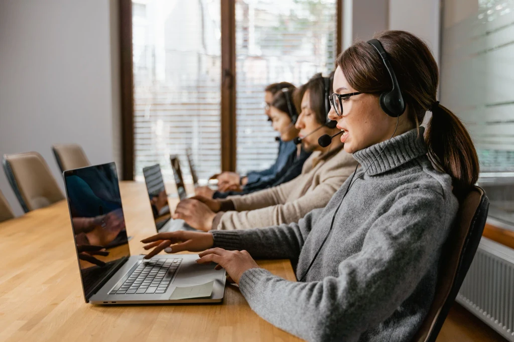 Chargés de relation client avec un casque, en conversation avec des clients