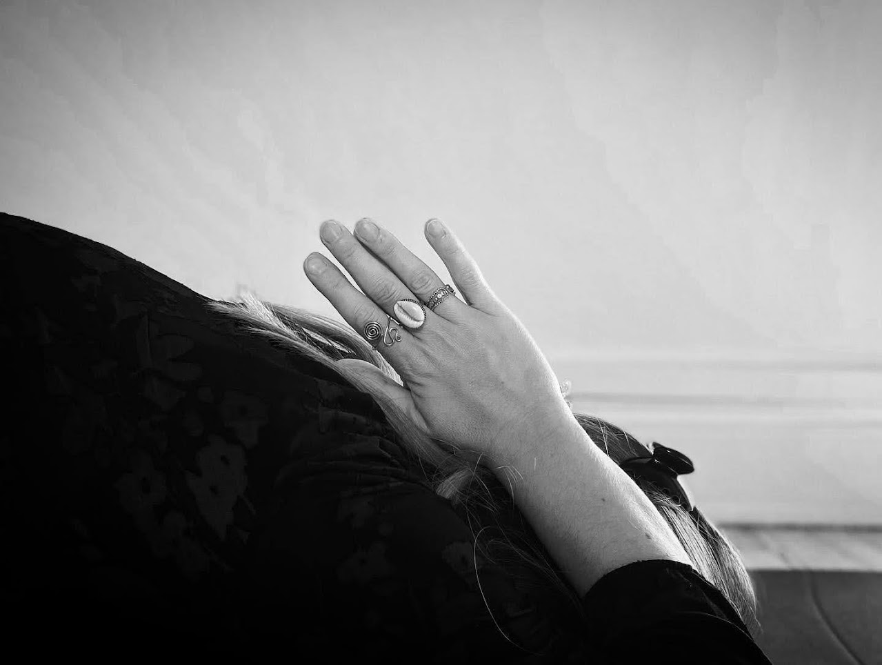 Photo d'arrière plan de la section "Expériences", Posture de l'enfant, mains au niveau des homoplates en Angili Moudra, photo prise de profil.