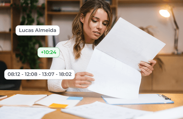 Mulher vendo espelho de ponto