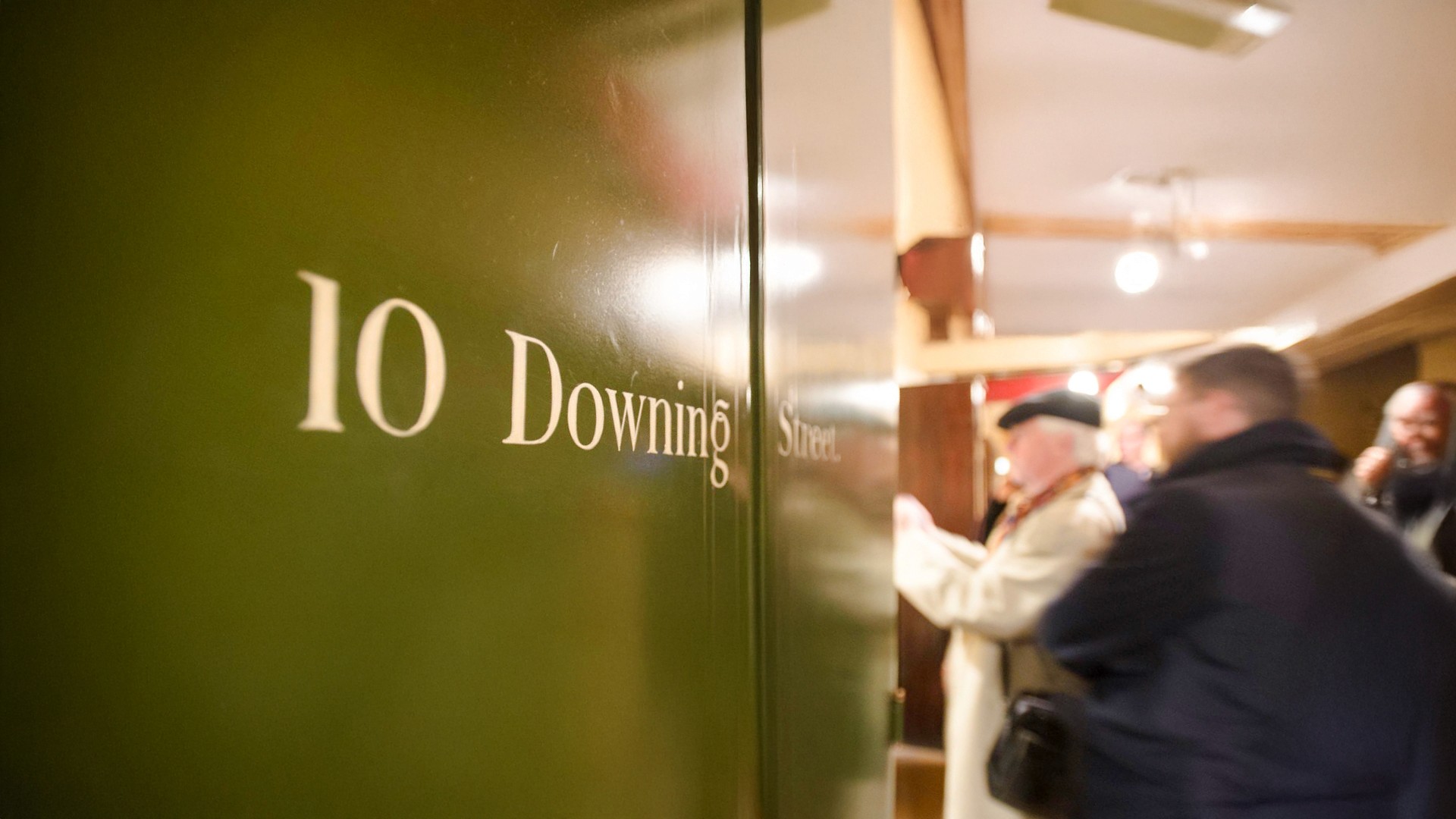 客人们聚集在伦敦唐宁街10号的大门附近。