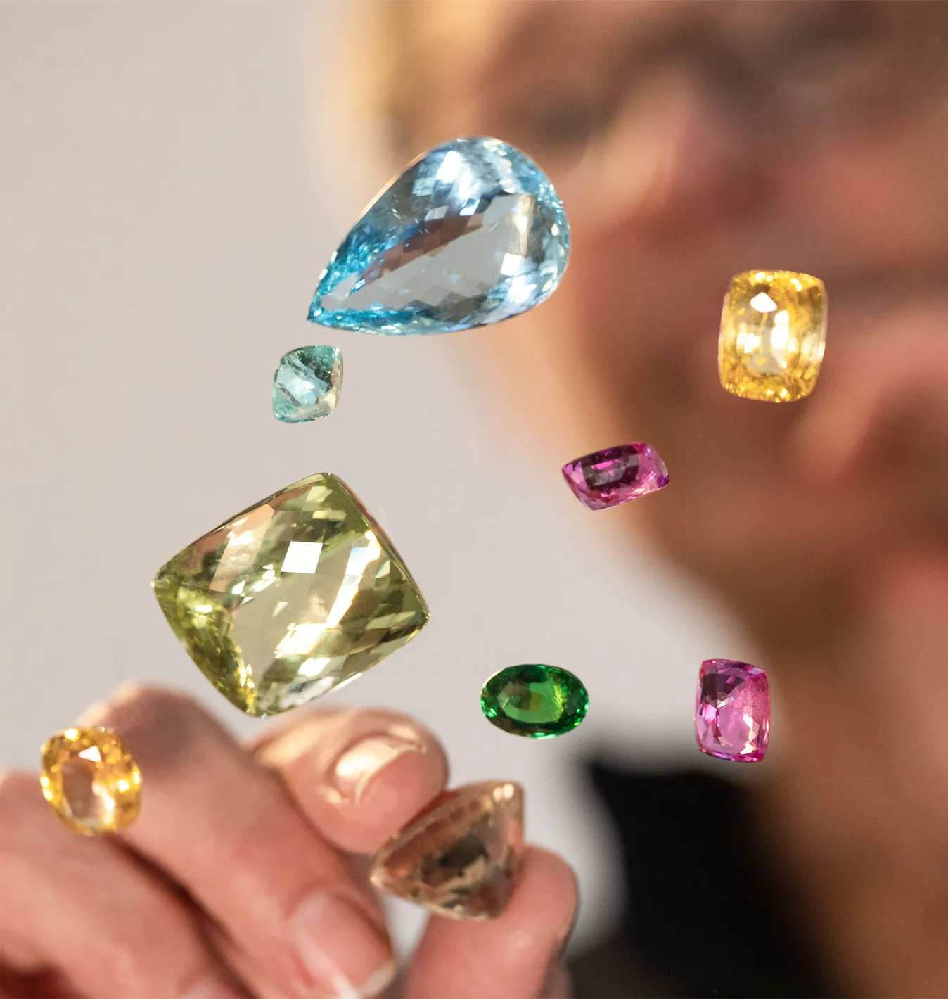 Pierres précieuses de couleur présentées lors d’une sélection pour Maison Édéenne