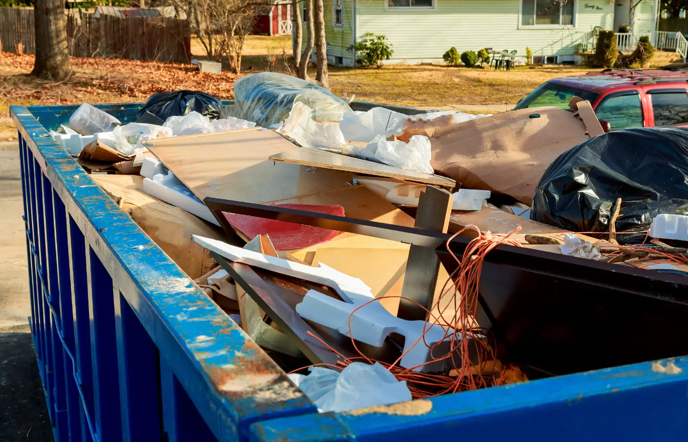 Benne bleue remplie de déchets industriels banals