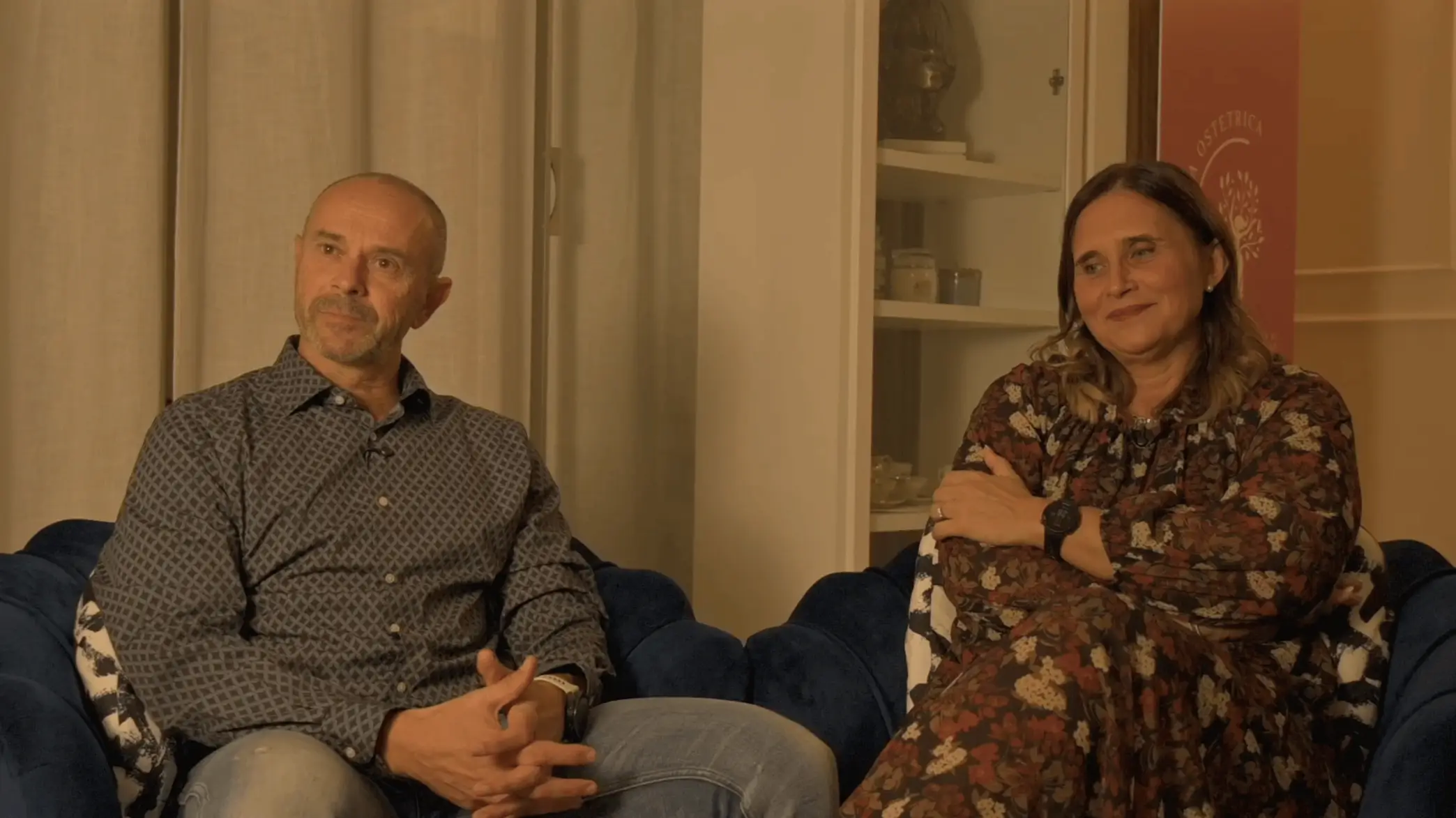 Coppia uomo e donna seduti su due poltrone nello studio La Casa Ostetrica di Forlì durante le interviste per il docufilm donne in bilico