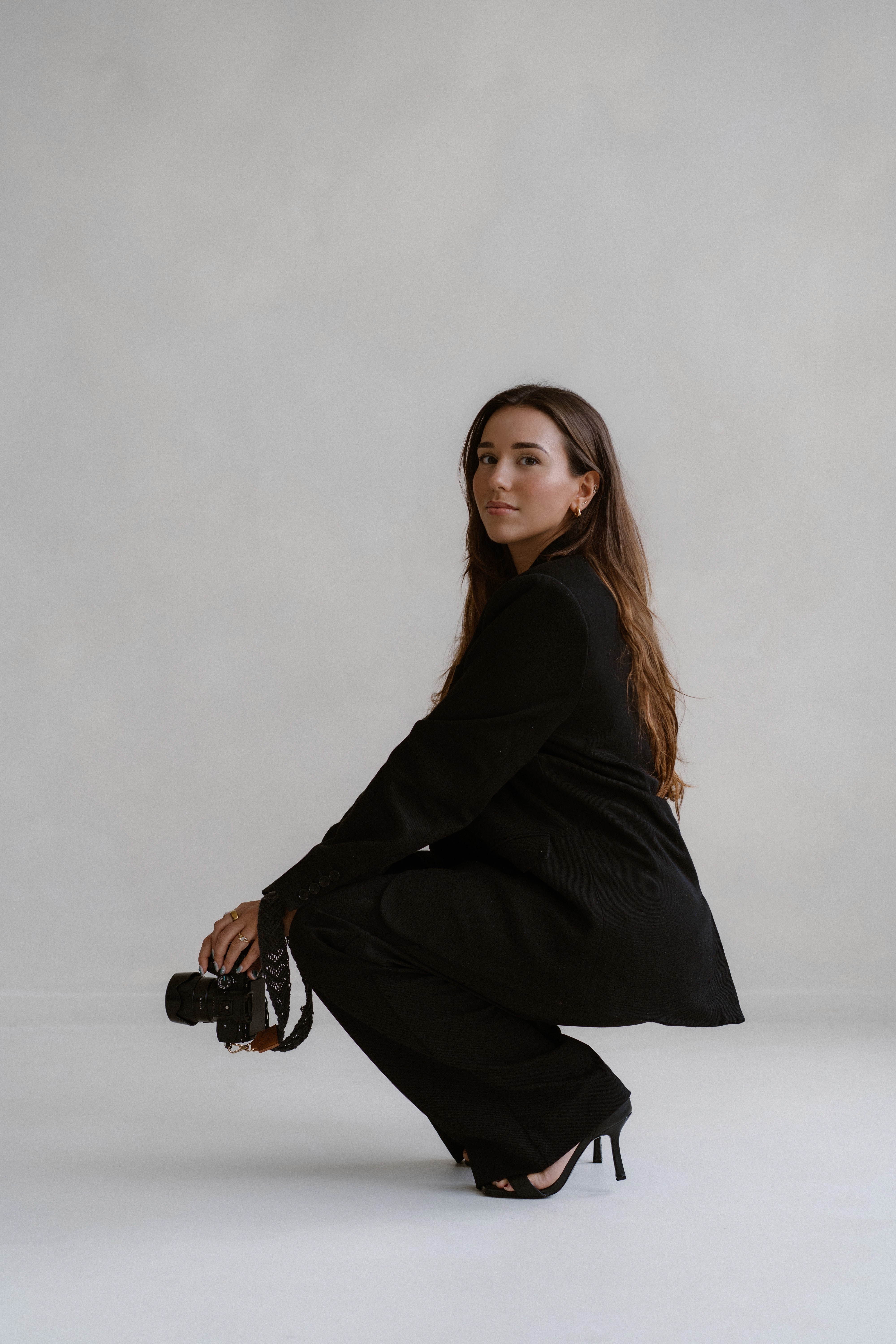 Nadia Bozic poseert als model met Sony camera in fotostudio Two Space in Rotterdam 