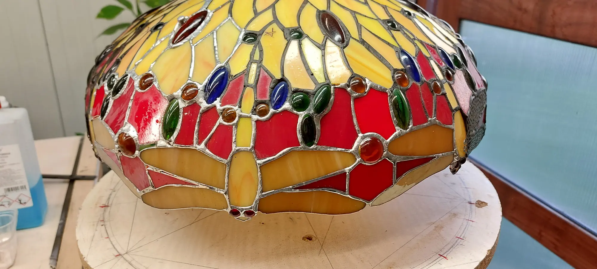 Tiffany lampenkap - heropgebouwd deel met nieuwe glasstukken