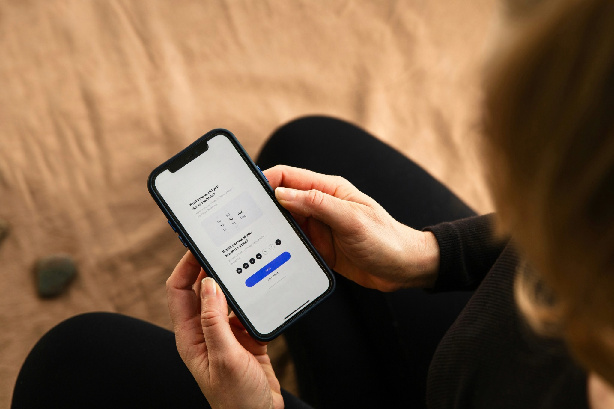 Person using a mobile app for scheduling, emphasizing software empresarial.