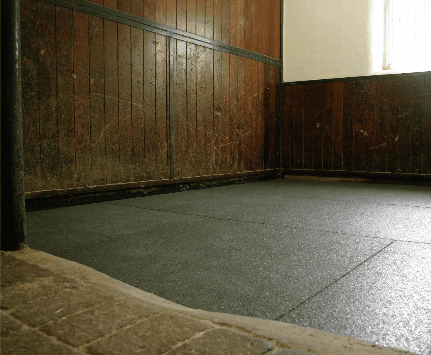 softdek gummigulv i stall