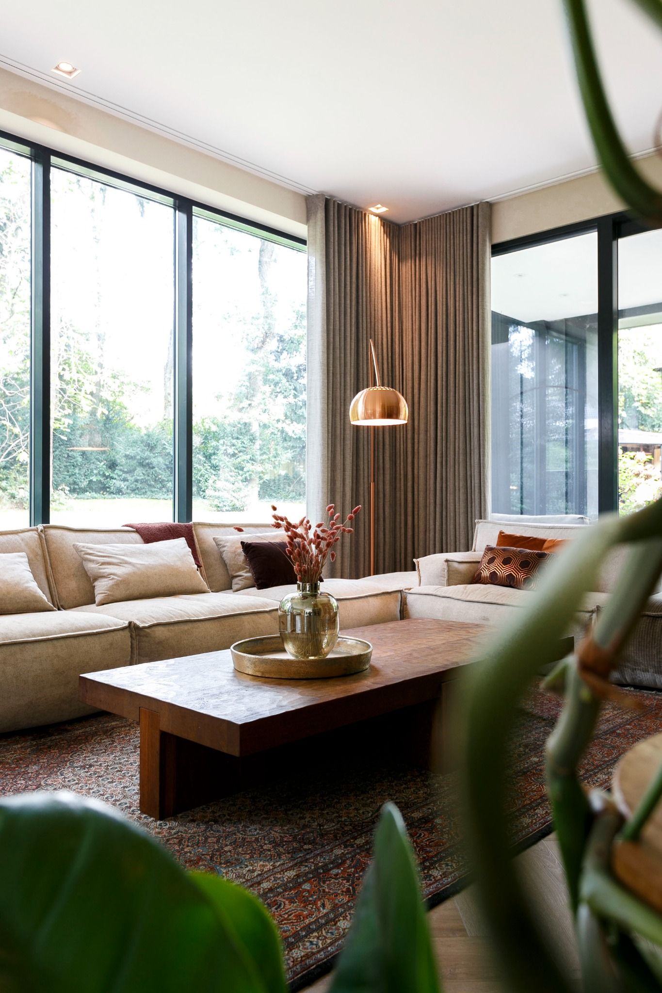 zithoek bosvilla elementenbank en warme kleuren