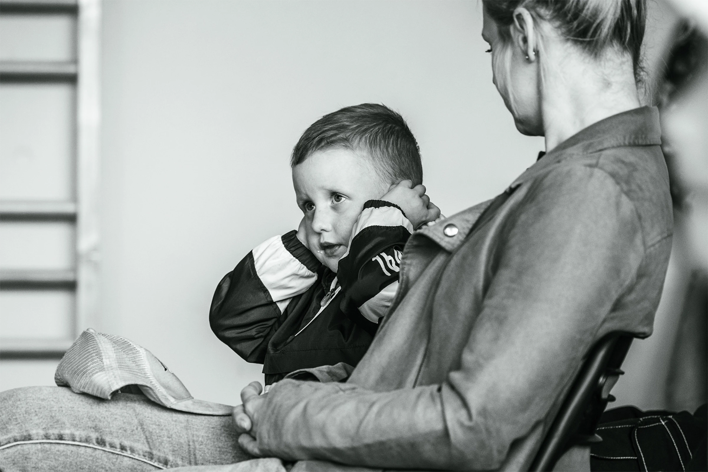 dziecko zatykające uszy