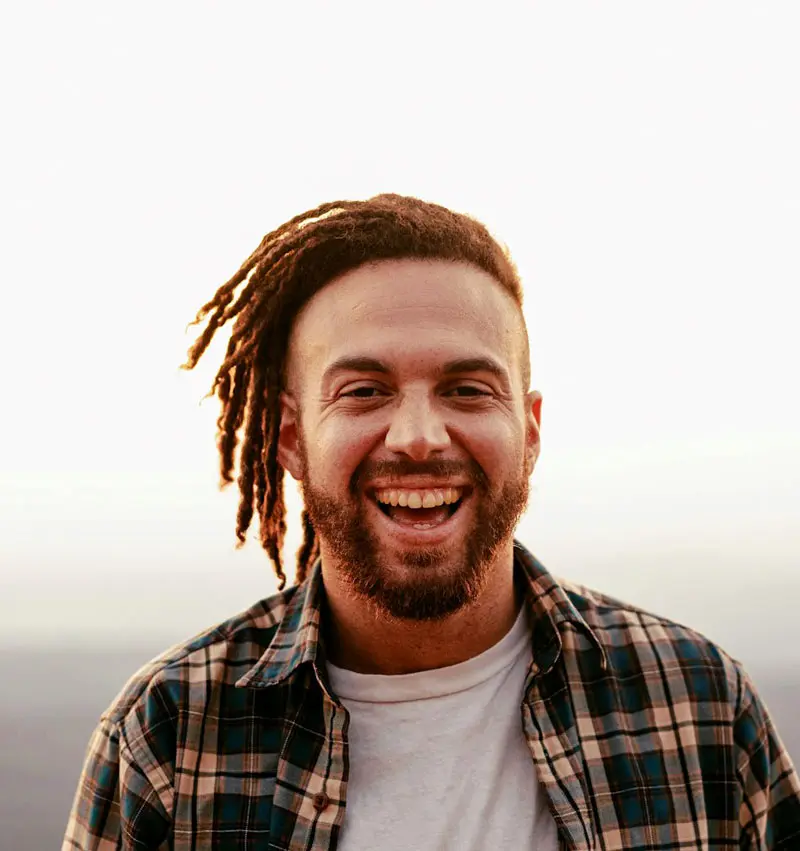 Man smilling to the camera.