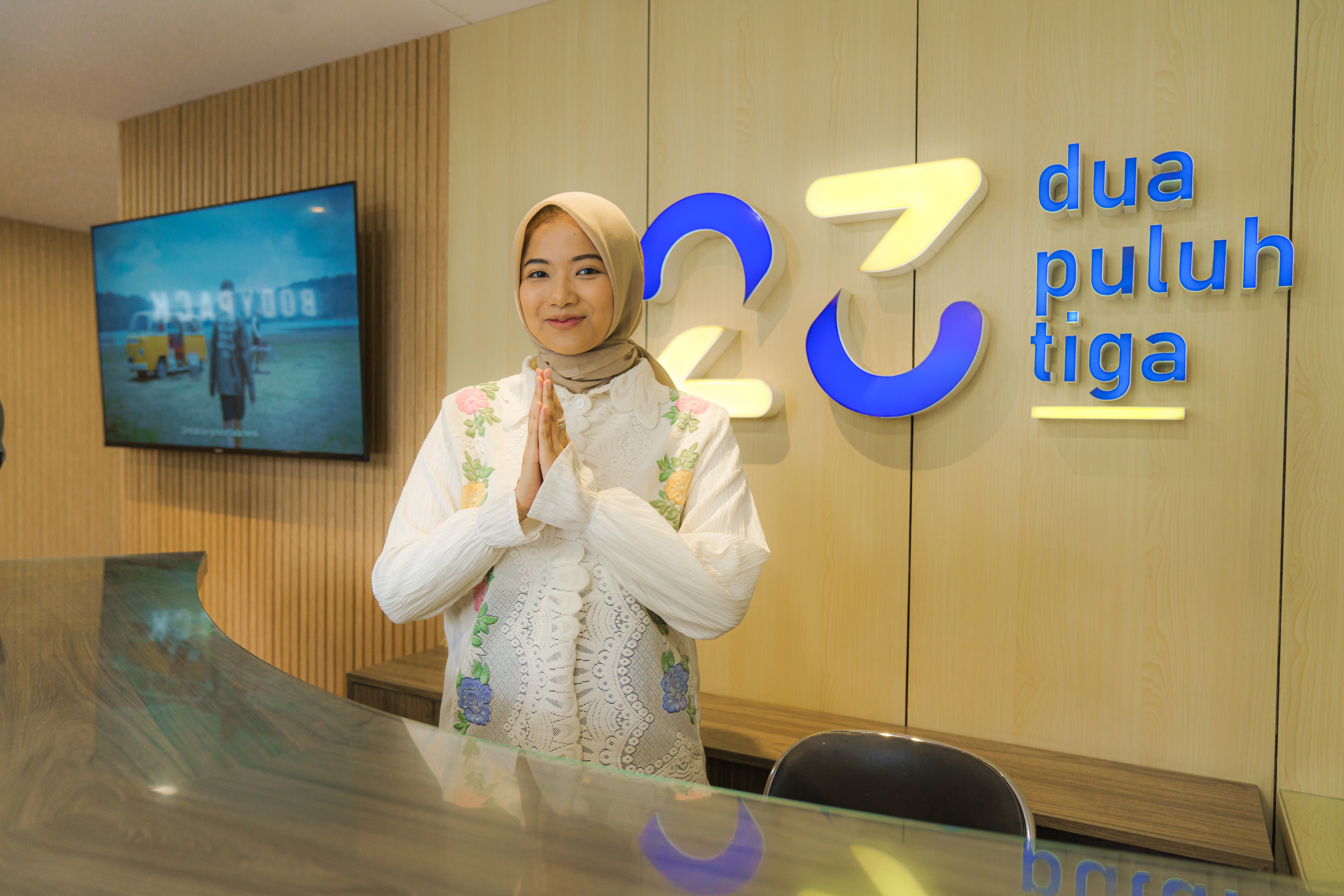five children smiling while doing peace hand sign