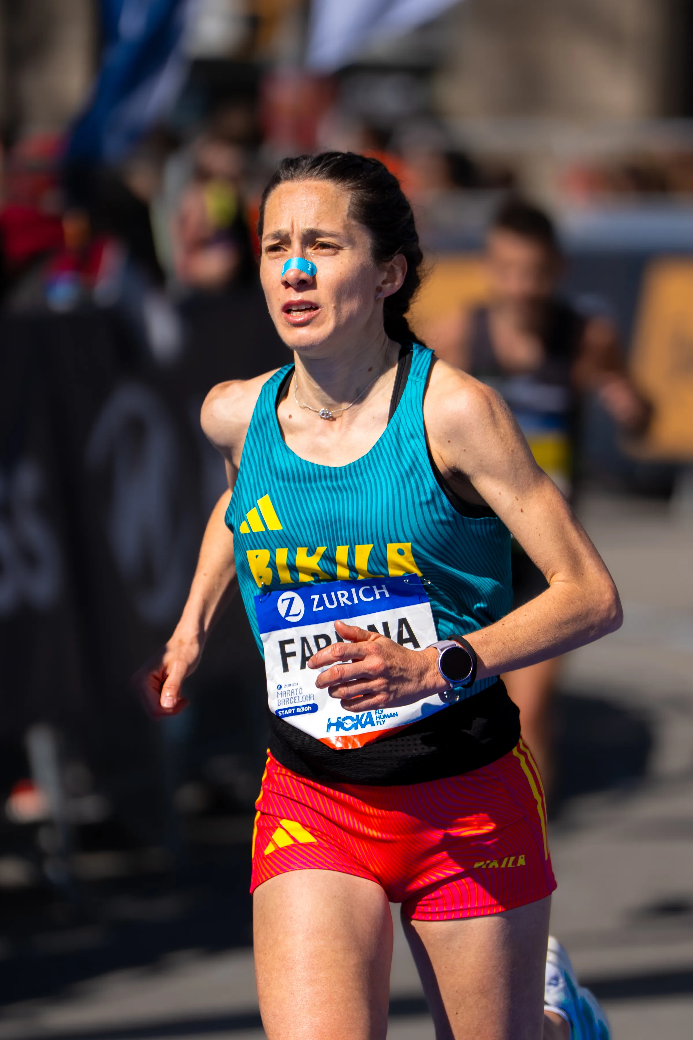 Corredora femenina en el Maratón de Barcelona 2026, capturada por Nolan Pardo
